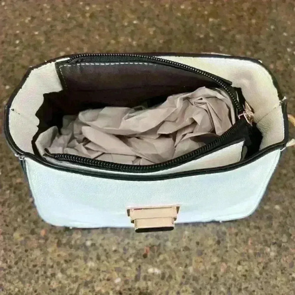 BOUTIQUE Style adorable small white purse / handbag with gold hardware and strap - Picture 4 of 16